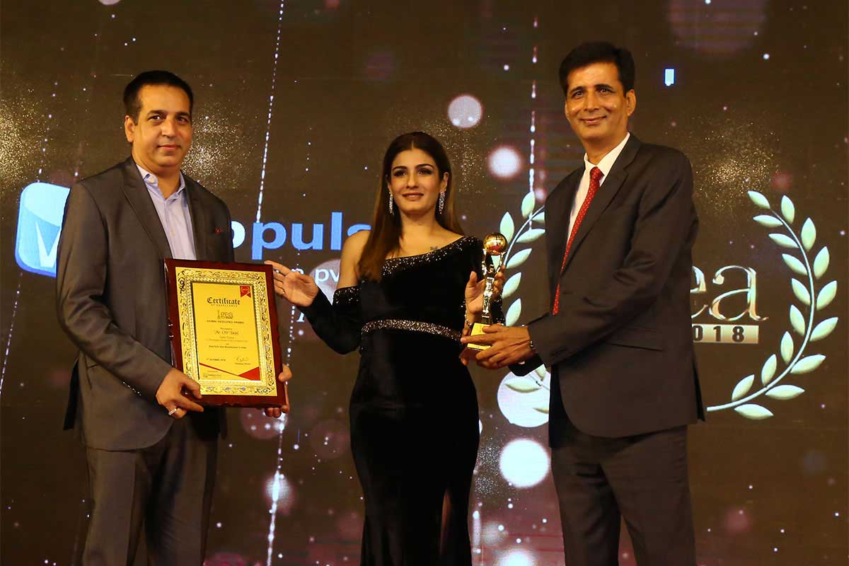 Mr OP Bajaj (Sai Furniture Art) received Global Excellence Awards 2018 from Raveena Tandon